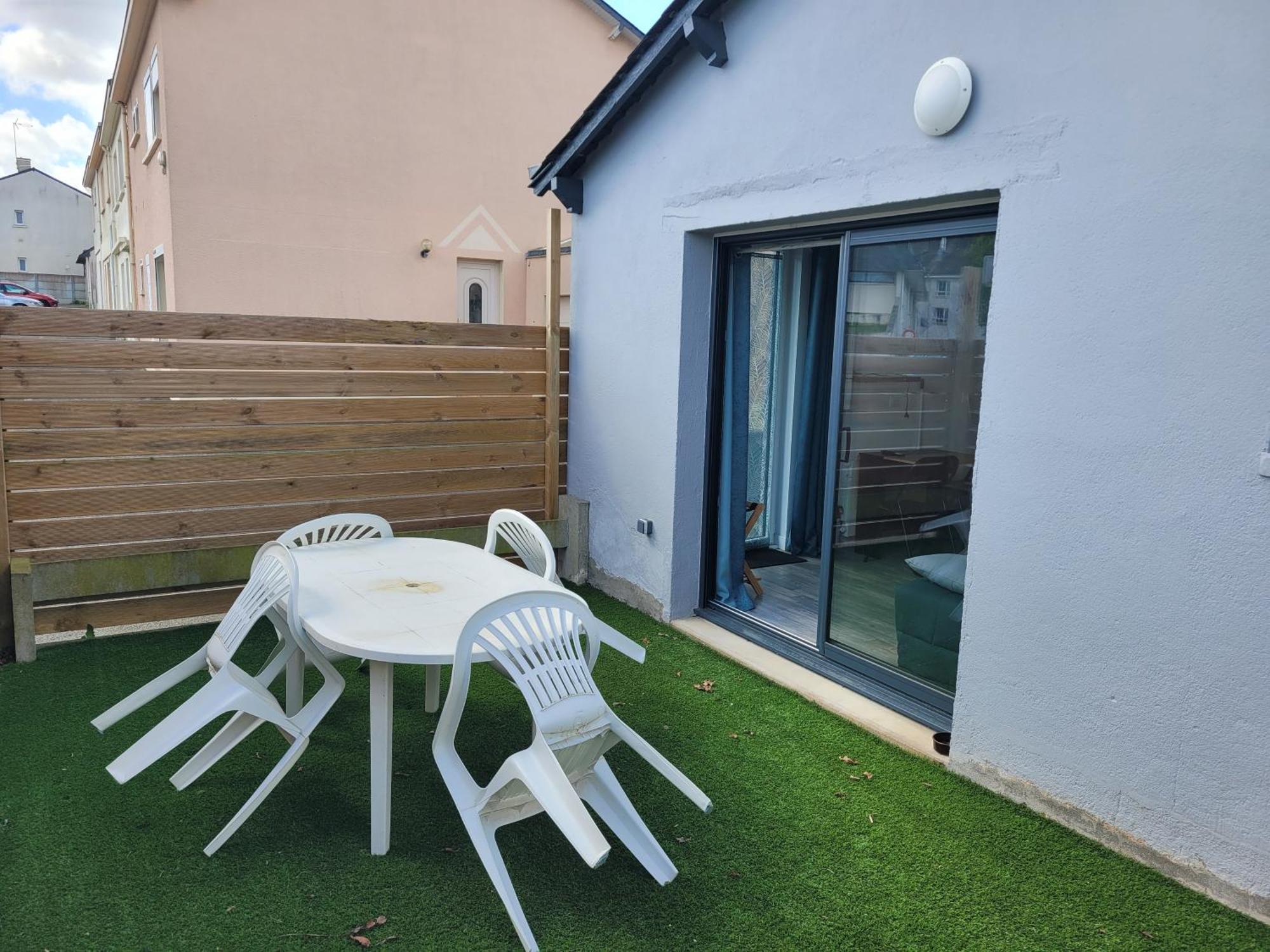 Le Studio Saint-Pierre-Montlimart Luaran gambar